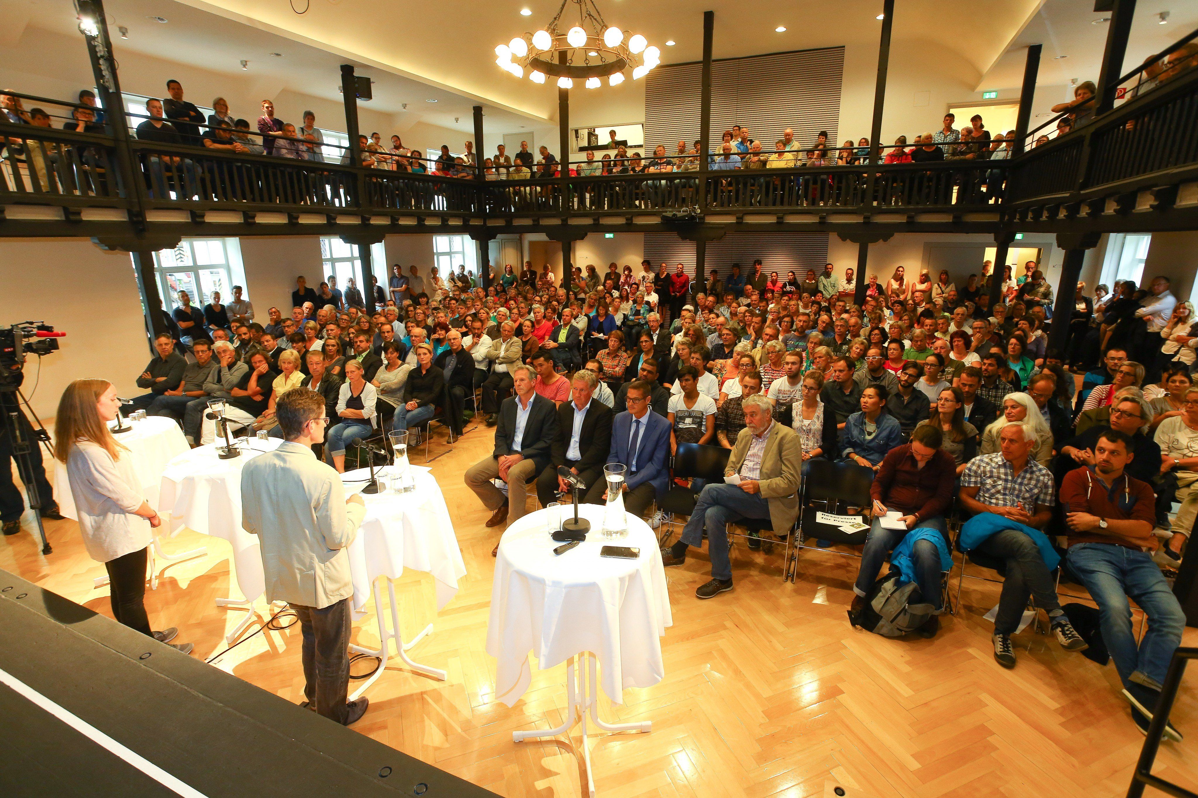 Der Löwensaal war voll, viele Bürger mussten stehen. VN/Hofmeister 