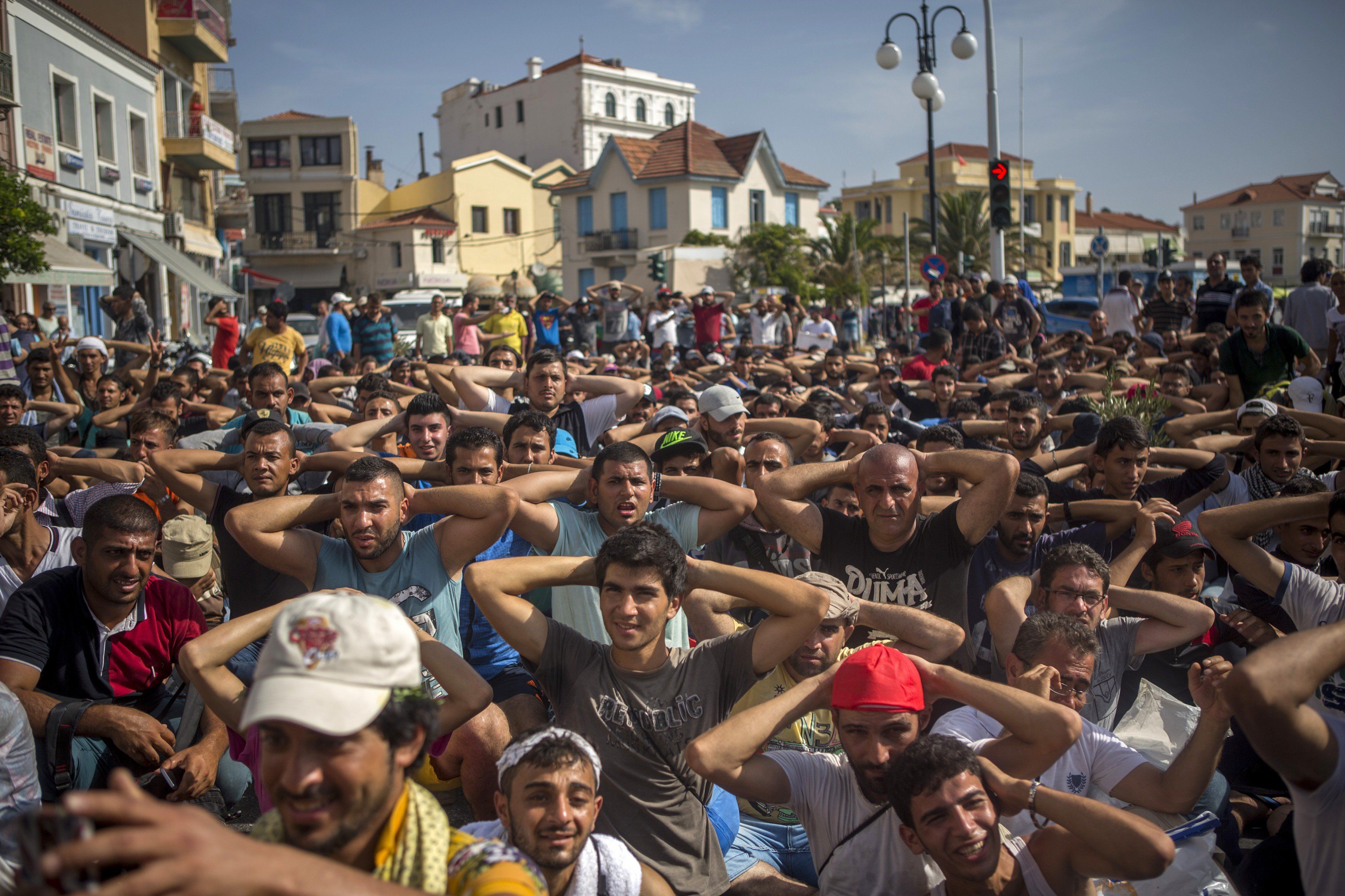Nach offiziellen Angaben harren zwischen 15.000 und 18.000 Flüchtlinge auf Lesbos aus.