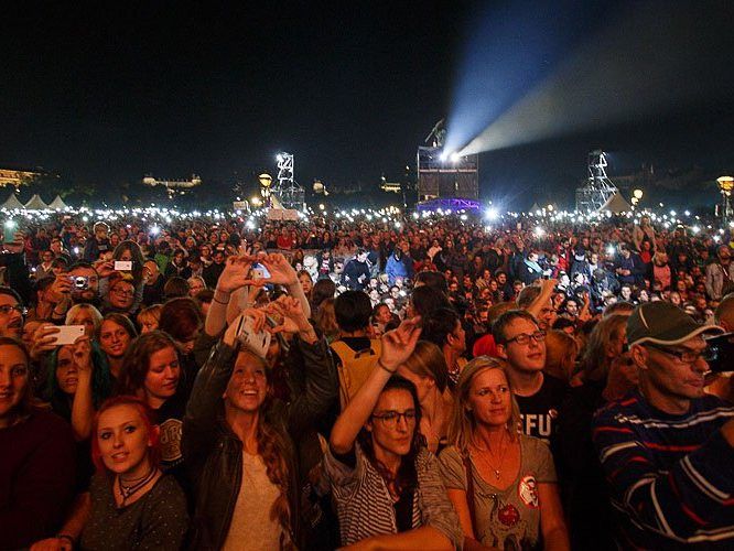 Beim Voices for Refugees Konzert am Heldenplatz