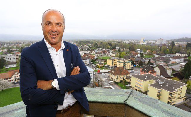 Bürgermeister Sparr auf dem Kirchturm. Im Hintergrund die L202, auf der keine LKW mehr abgestellt werden sollen, sobald es die LKW-Stellplätze gibt - Hofmeister Bürgermeister Sparr auf dem Kirchturm. Im Hintergrund die L202, auf der keine LKW mehr abgestellt werden sollen, sobald es die LKW-Stellplätze gibt - Hofmeister