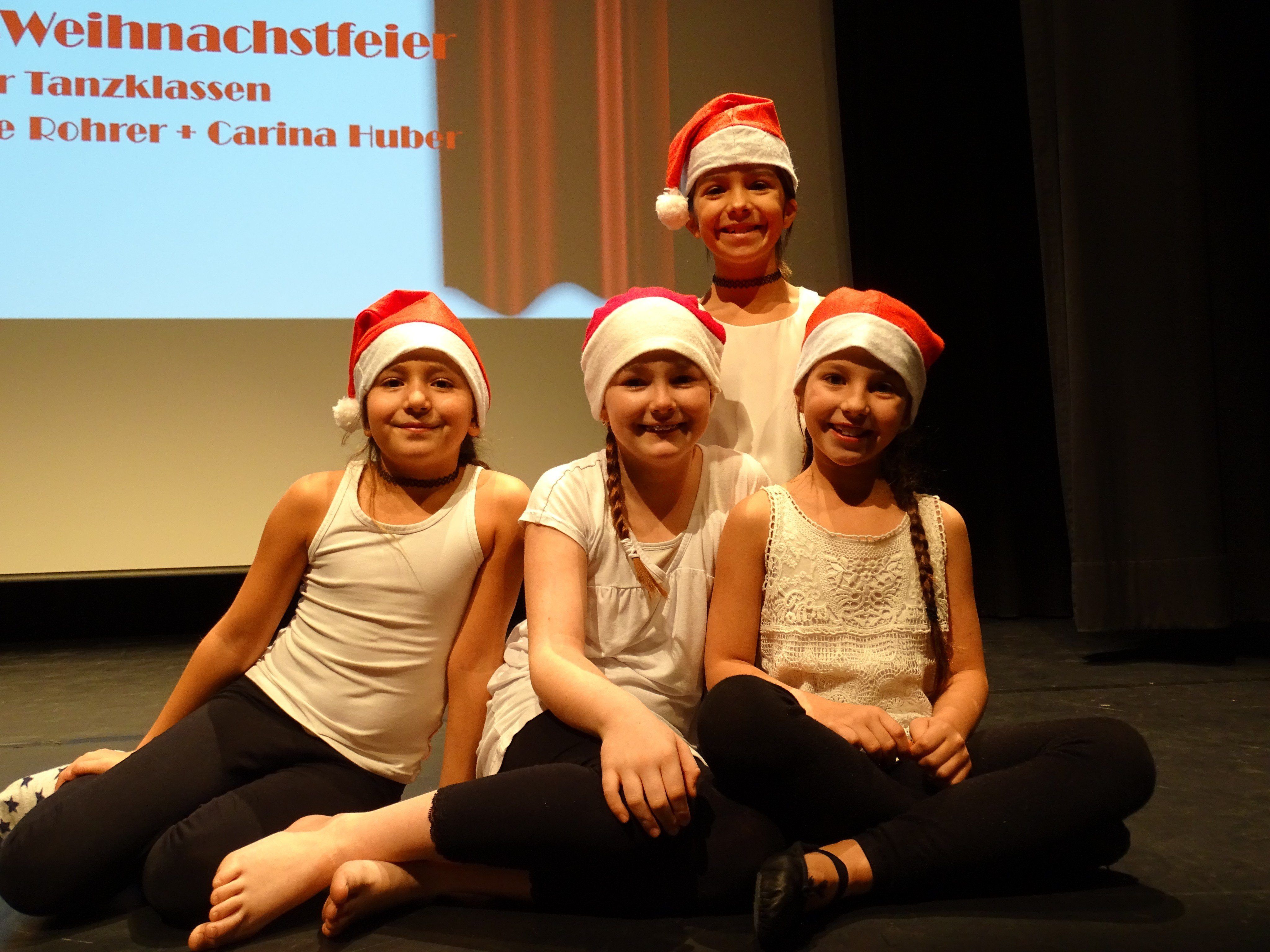 Freuten sich über die so zahlreich erschienenen Zuschauer: die Mädchen der Jingle Bells-Tanzgruppe. Freuten sich über die so zahlreich erschienenen Zuschauer: die Mädchen der Jingle Bells-Tanzgruppe.