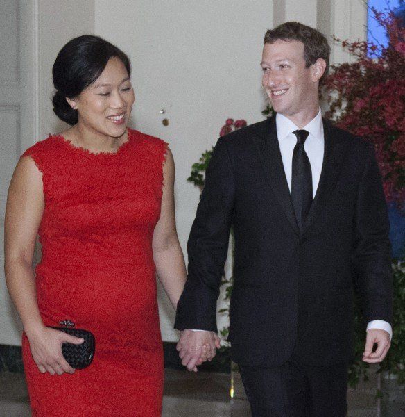 Marc Zuckerberg und Ehefrau Priscilla Chan fielen bereits in der Vergangenheit als Wohltäter auf. (EPA)