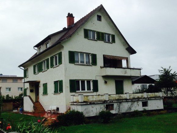 Vor diesem Haus ereignete sich das schreckliche Verbrechen. Vor diesem Haus ereignete sich das schreckliche Verbrechen.