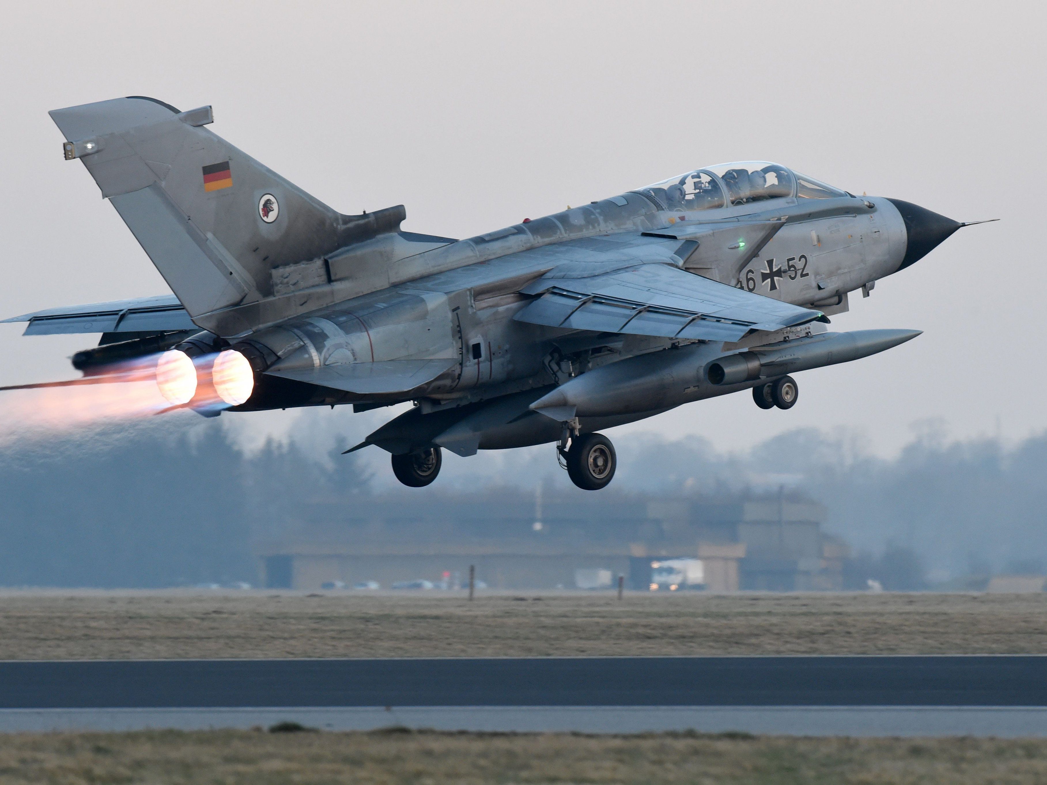 Die deutschen Tornados müssen bei Nacht am Boden bleiben. Die deutschen Tornados müssen bei Nacht am Boden bleiben.