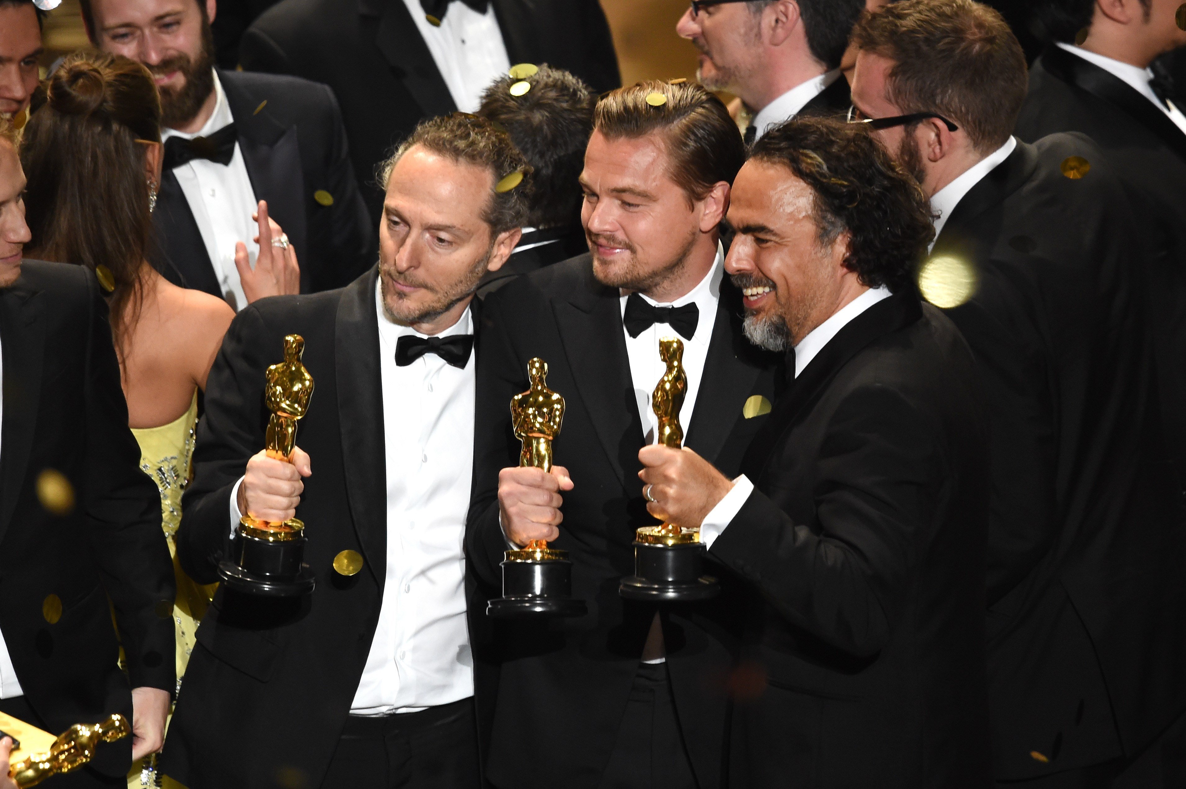 HOLLYWOOD, CA - FEBRUARY 28: (L-R) Cinematographer Emmanuel Lubezki, actor Leonardo DiCaprio and director Alejandro Gonzalez Inarritu, all winners for 'The Revenant,' pose onstage during the 88th Annual Academy Awards at the Dolby Theatre on February 28, 2016 in Hollywood, California. Kevin Winter/Getty Images/AFP ++ KEINE NUTZUNG IN TAGESZEITUNGS-BEILAGEN! NUR REDAKTIONELLE NUTZUNG IN TAGESZEITUNGEN, TAGESAKTUELLER TV-BERICHTERSTATTUNG (AKTUELLER DIENST) UND DIGITALEN AUSSPIELKANLEN (WEBSITES/APPS) IM UMFANG DER NUTZUNGSVEREINBARUNG. SMTLICHE ANDERE NUTZUNGEN SIND NICHT GESTATTET.++ 