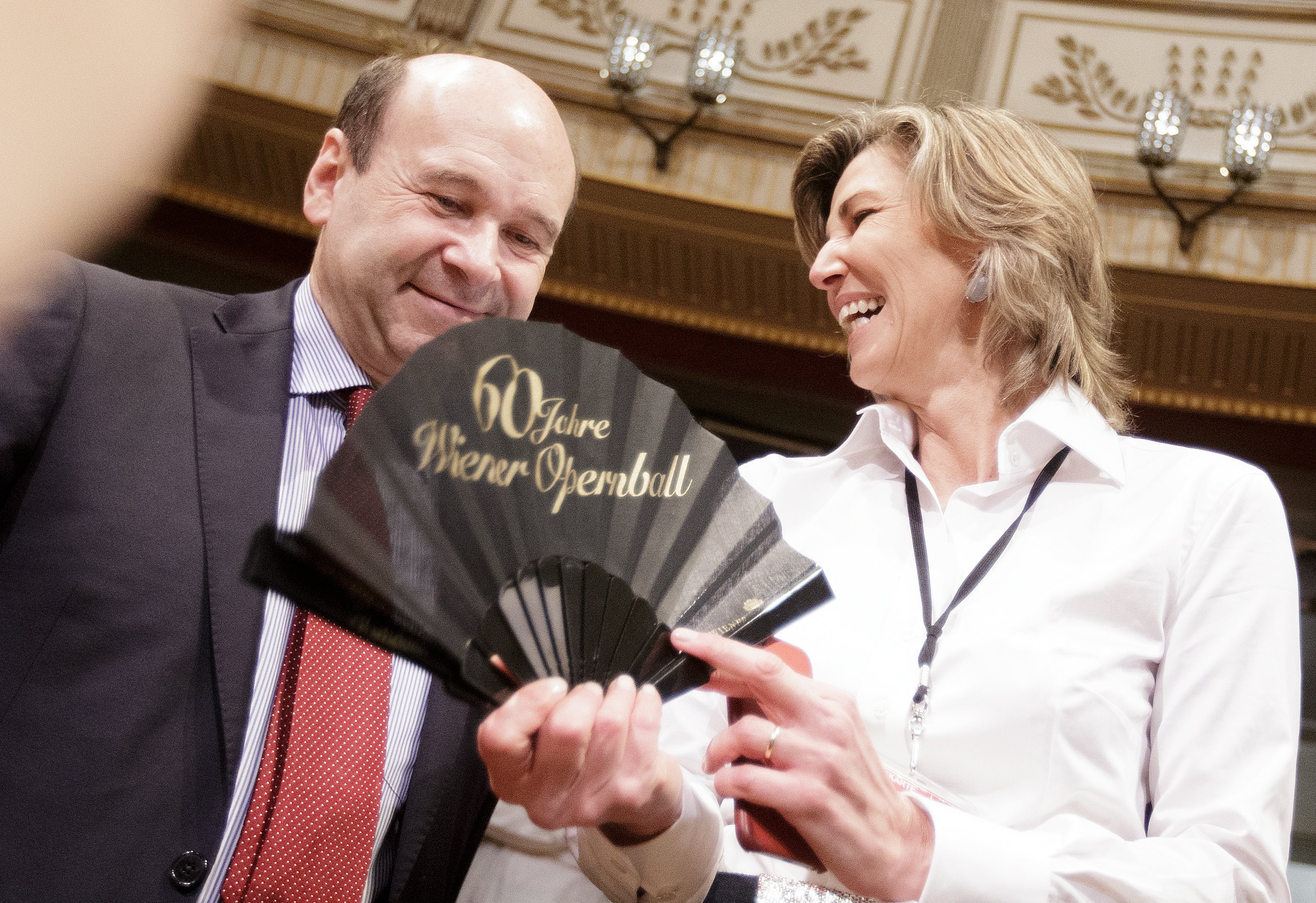 ABD0119_20160203 - WIEN - STERREICH: Desiree Treichl-Strgkh und Staatsopern-Direktor Dominique Meyer whrend der Generalprobe zum Opernball 2016 am Mittwoch, 3. Februar 2016, in der Wiener Staatsoper. - FOTO: APA/GEORG HOCHMUTH 