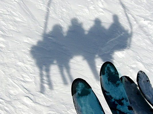 Zeugenaufruf der Polizei nach Ski-Fahrerflucht in Lech. Zeugenaufruf der Polizei nach Ski-Fahrerflucht in Lech.