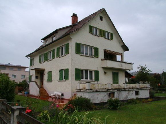 Vor diesem Haus passierte die burtale Tat Vor diesem Haus passierte die burtale Tat