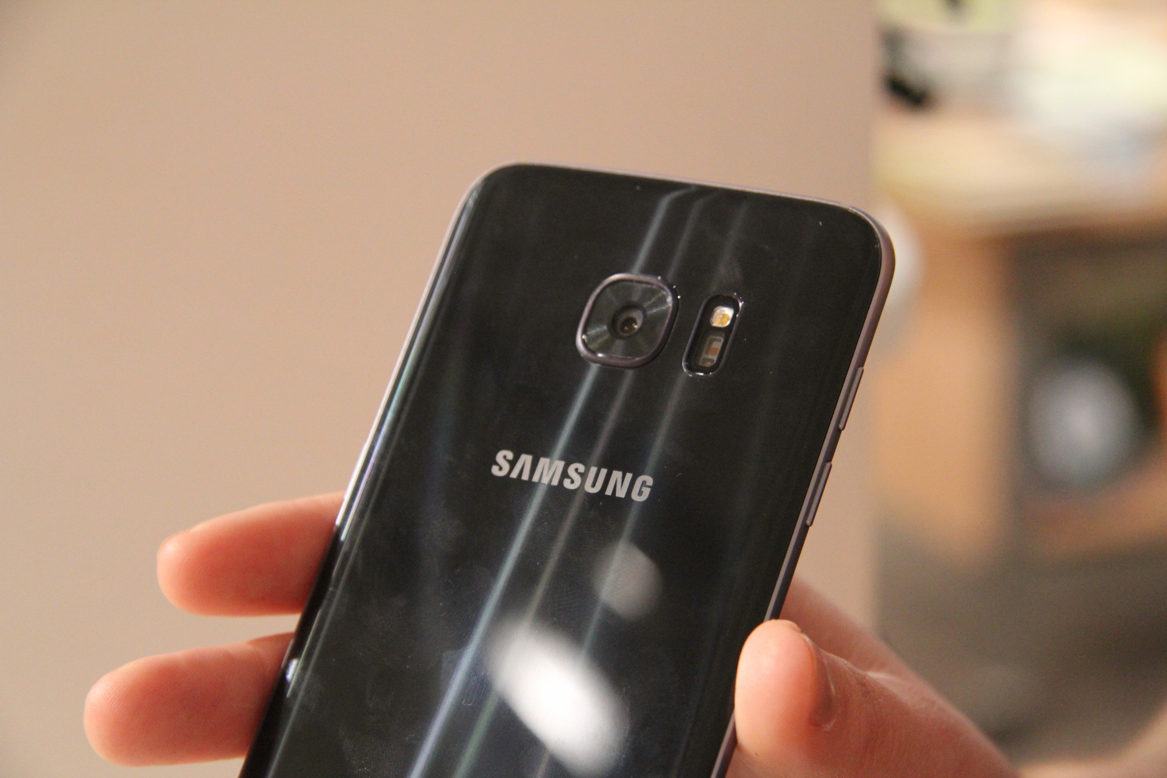 Das Megapixelwettrüsten ist für Samsung vorbei, hier setzt man auf eine verbesserte Blende. 