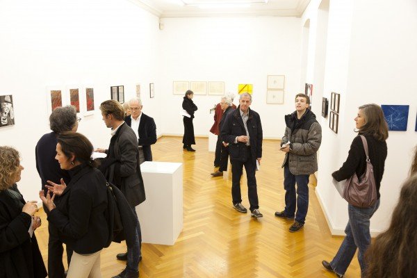 Bregenz am 18.11.2012. Kuenstler spenden Bilder fuer die Hilfsorganisation Netz fuer Kinder. Palais Thurn und Taxis, Besucher kaufen fuer einen guten Zweck. 