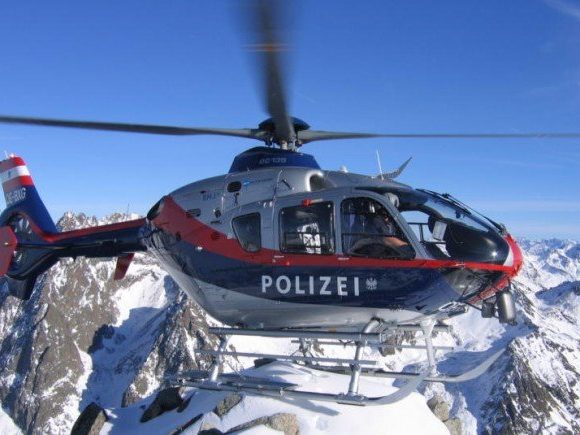 Der Polizeihubschrauber barg Mann und Skier. Der Polizeihubschrauber barg Mann und Skier.