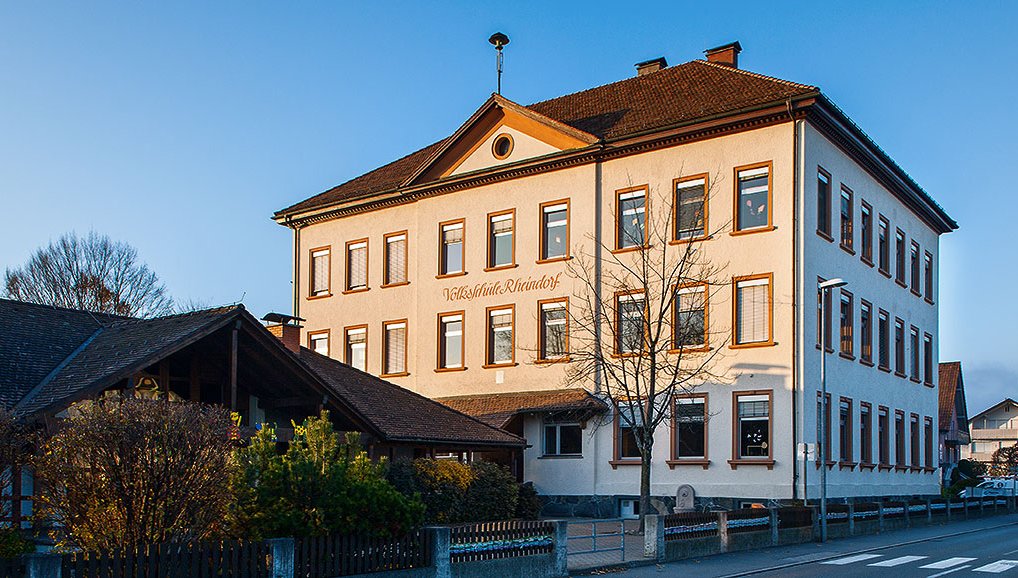Die Volksschule Rheindorf wird erweitert, die Turnhalle aufgestockt und der Schulplatz hinter die Turnhalle verlegt. 