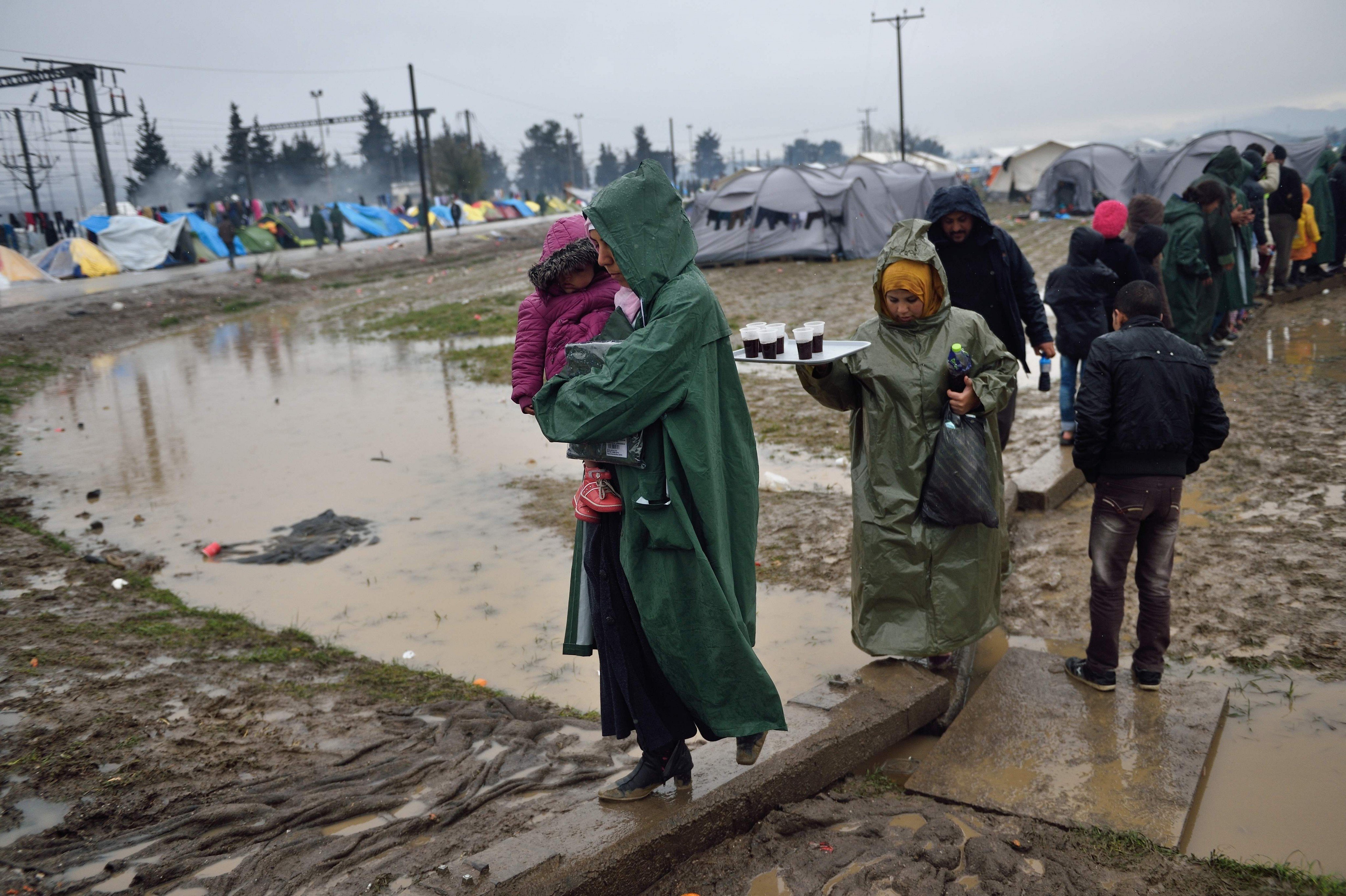 Heftige Regenfälle verwandelten das provisorische Lager bei Idomeni in eine Schlammwüste. (AFP) Heftige Regenfälle verwandelten das provisorische Lager bei Idomeni in eine Schlammwüste. (AFP)