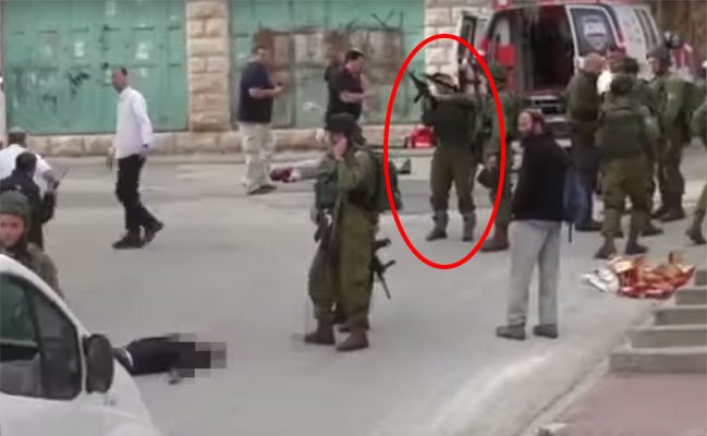 Einer der Soldaten lädt durch und... (Screenshot) Einer der Soldaten lädt durch und... (Screenshot)