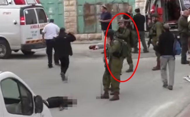 ... schießt dem verletzt am Boden liegenden Palästinenser in den Kopf. (Screenshot) ... schießt dem verletzt am Boden liegenden Palästinenser in den Kopf. (Screenshot)