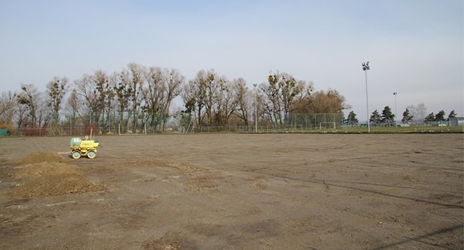 Der neue Kunstrasenplatz wird bereits errichtet.