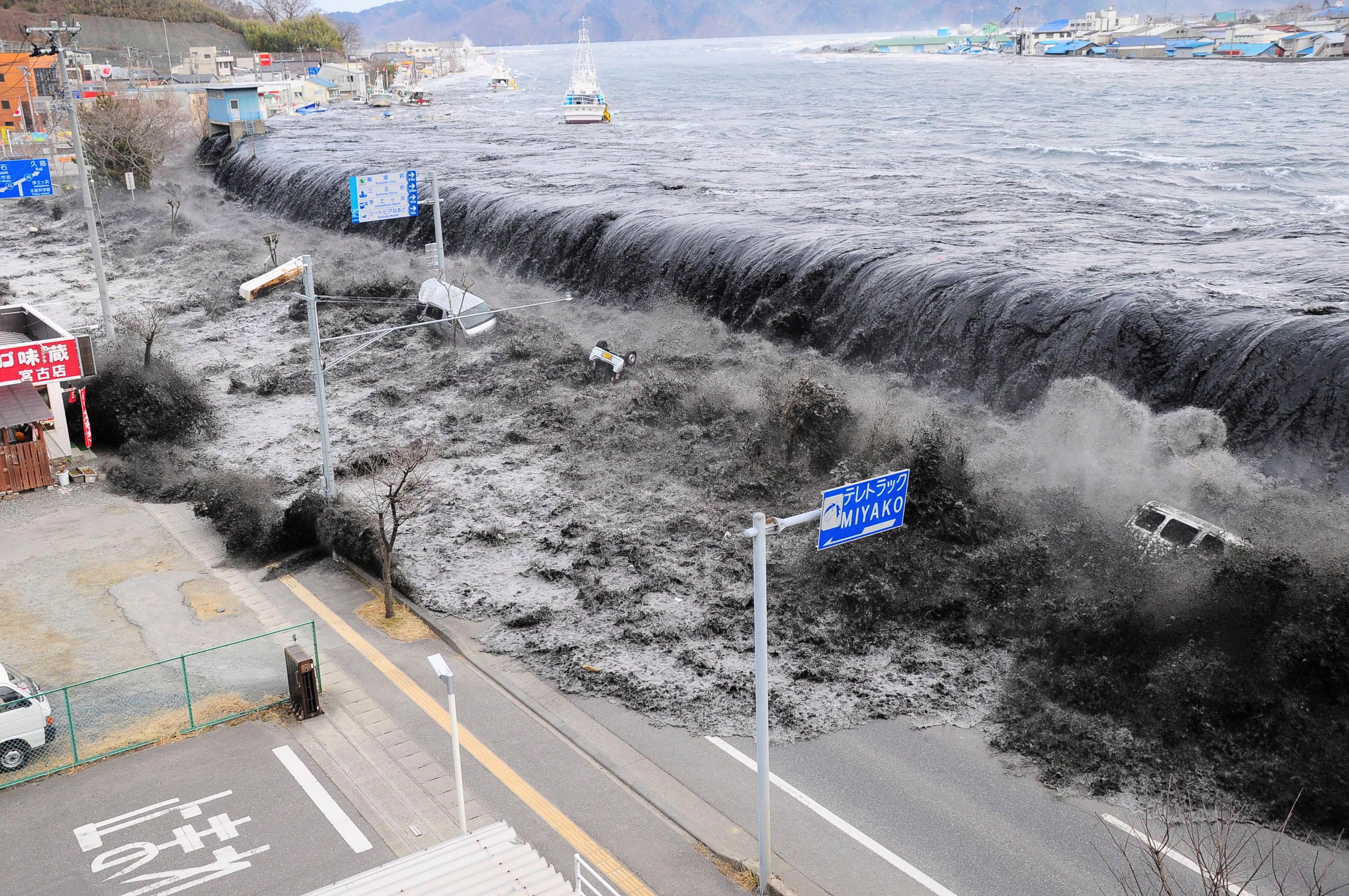 HANDOUT - ARCHIV - Die Aufnahme vom 11.03.2011 zeigt das Auftreffen des Tsunamis auf die Kste von Miyako, Japan. Zwei Jahre nach der Fukushima-Katastrophe will Japan zur Atomkraft zurckkehren. Foto: Aflo / Mainichi Newspaper (zu dpa ÇTrotz Fukushima-Katastrophe: Japan kehrt zur Atomkraft zurckÈ vom 06.03.2013 - ACHTUNG: Nur zur redaktionellen Verwendung und bei vollstndiger Nennung der Quelle: ÇAflo / Mainichi NewspaperÈ) +++(c) dpa - Bildfunk+++ HANDOUT - ARCHIV - Die Aufnahme vom 11.03.2011 zeigt das Auftreffen des Tsunamis auf die Kste von Miyako, Japan. Zwei Jahre nach der Fukushima-Katastrophe will Japan zur Atomkraft zurckkehren. Foto: Aflo / Mainichi Newspaper (zu dpa ÇTrotz Fukushima-Katastrophe: Japan kehrt zur Atomkraft zurckÈ vom 06.03.2013 - ACHTUNG: Nur zur redaktionellen Verwendung und bei vollstndiger Nennung der Quelle: ÇAflo / Mainichi NewspaperÈ) +++(c) dpa - Bildfunk+++
