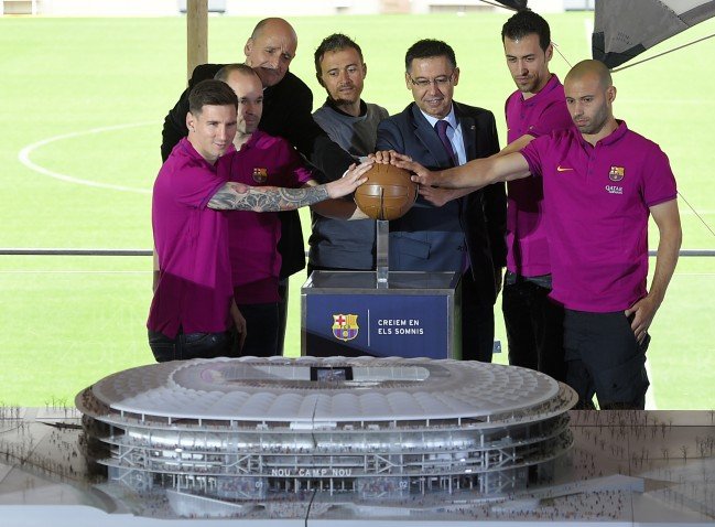 Verantwortliche und Spieler des FC Barcelona enthüllen das Modell des neuen Camp Nou Verantwortliche und Spieler des FC Barcelona enthüllen das Modell des neuen Camp Nou