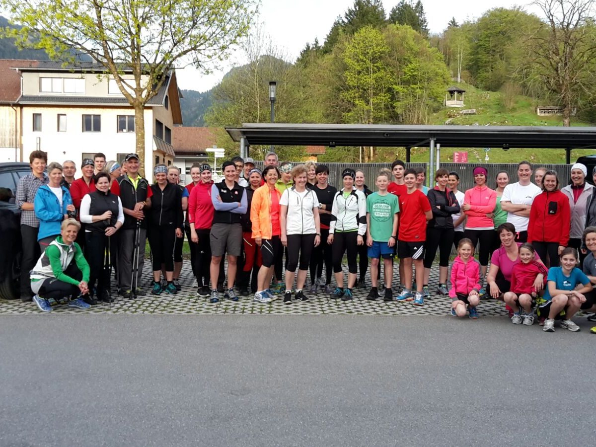 Zahlreiche Teilnehmer beim Bezauer Bewegungstreff.