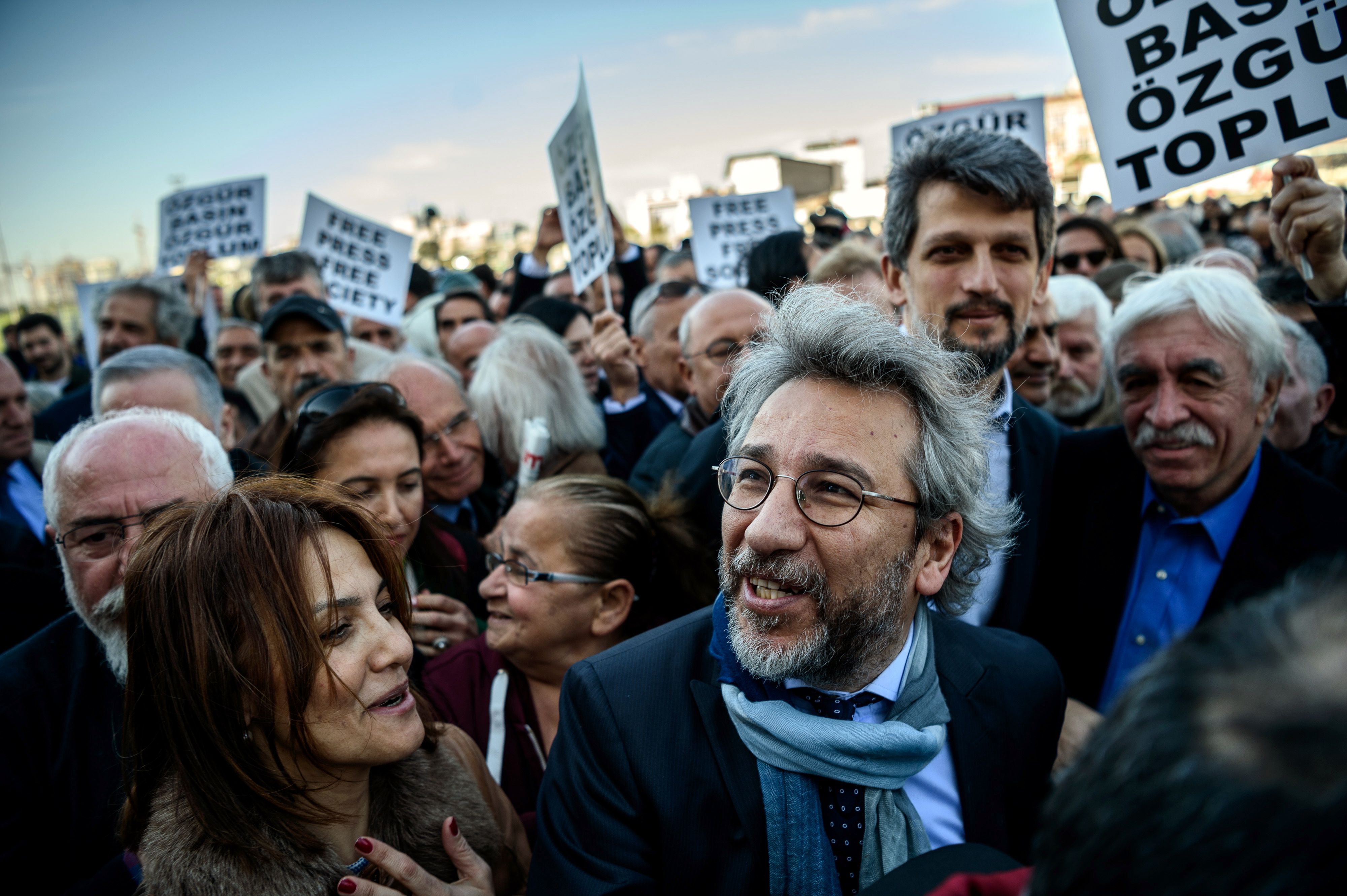 TOPSHOT - Turkish opposition Cumhuriyet daily's editor-in-chief Can Dundar (C) arrives at the Istanbul courthouse for his trial on April 1, 2016. Cumhuriyet daily's editor-in-chief Can Dundar and Ankara bureau chief Erdem Gul face possible life terms on spying charges over a news report accusing President Recep Tayyip Erdogan's government of seeking to illicitly deliver arms bound for neighbouring Syria. / AFP PHOTO / OZAN KOSE 