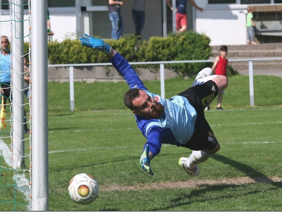 Fünf Tore musste Bizau Goalie Benjamin Sohler einstecken Fünf Tore musste Bizau Goalie Benjamin Sohler einstecken