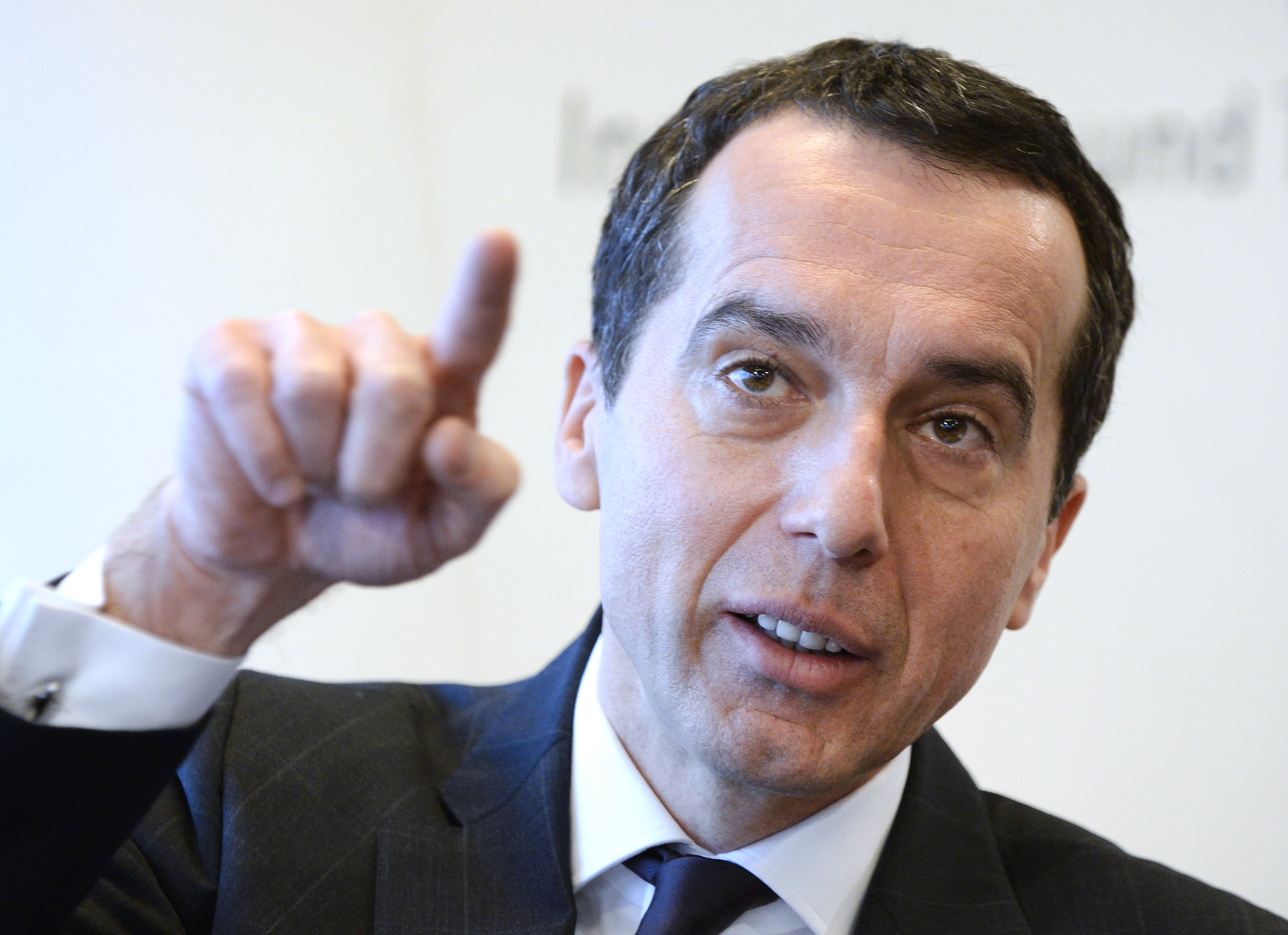 ABD0162_20160509 - WIEN -
STERREICH:
BB-Vorstandsvorsitzender Christian Kern am Freitag, 31. Jnner 2014, anl. einer Pressekonferenz in Wien. (ARCHIVBILD VOM 31.1.2014) - FOTO: APA/HANS KLAUS TECHT ABD0162_20160509 - WIEN -
STERREICH:
BB-Vorstandsvorsitzender Christian Kern am Freitag, 31. Jnner 2014, anl. einer Pressekonferenz in Wien. (ARCHIVBILD VOM 31.1.2014) - FOTO: APA/HANS KLAUS TECHT