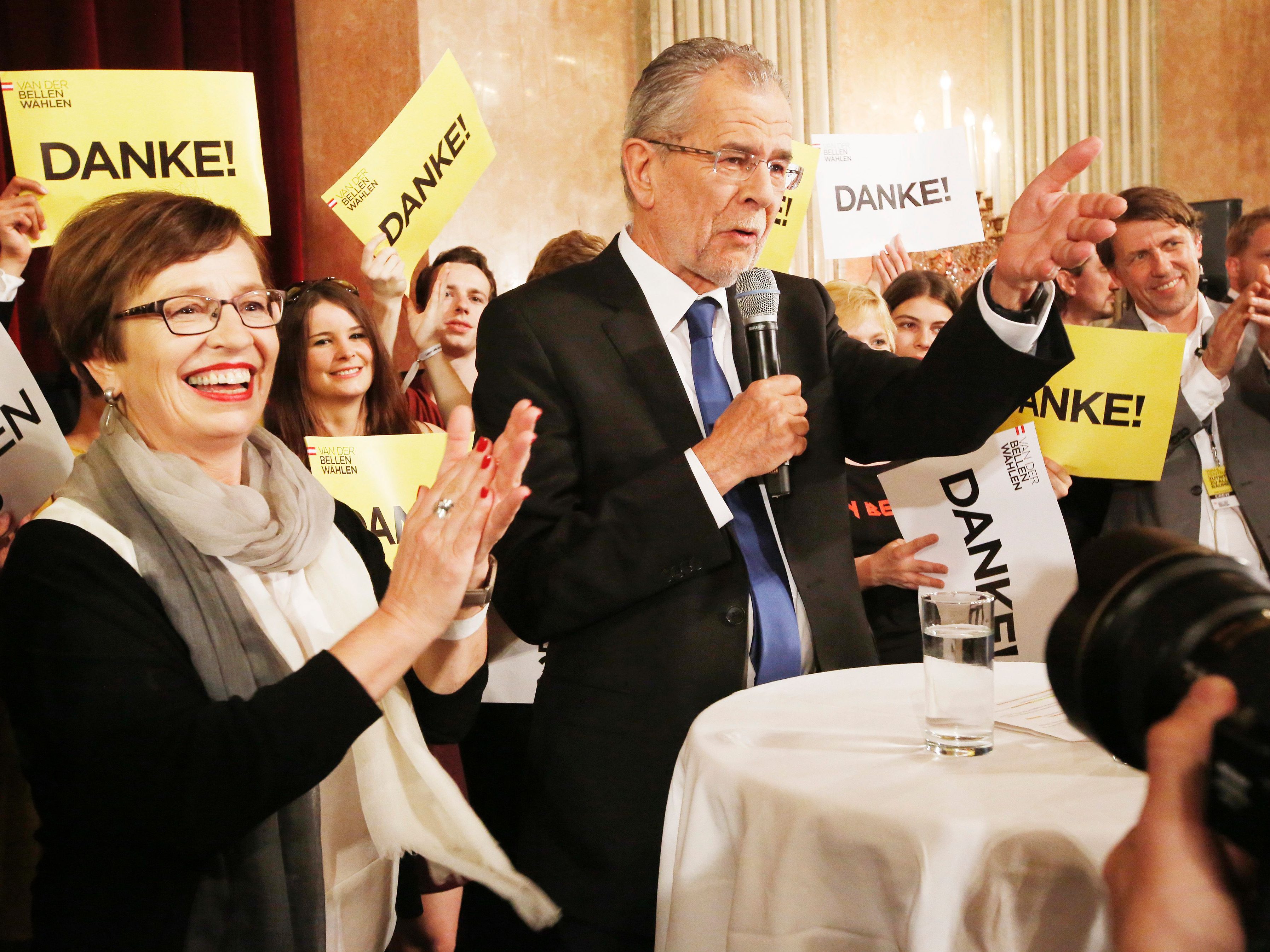 Alexander van der Bellen hat sich mit nur wenigen Tausend Stimmen gegen Norbert Hofer durchgesetzt. Alexander van der Bellen hat sich mit nur wenigen Tausend Stimmen gegen Norbert Hofer durchgesetzt.