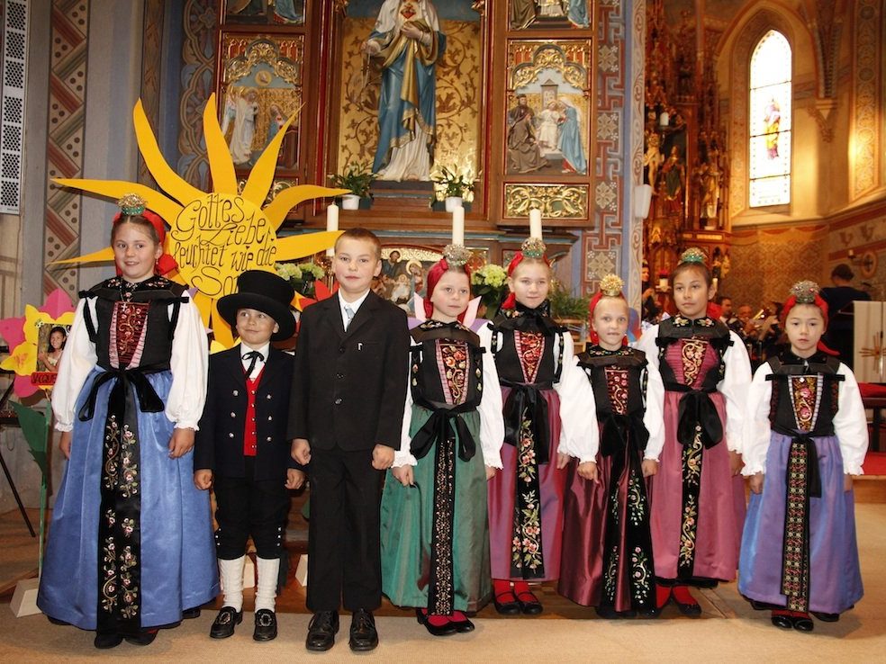 Die Silbertaler Erstkommunikanten Emma, Lukas, Simon, Florine, Jana, Anna, Jaqueline und Melanie