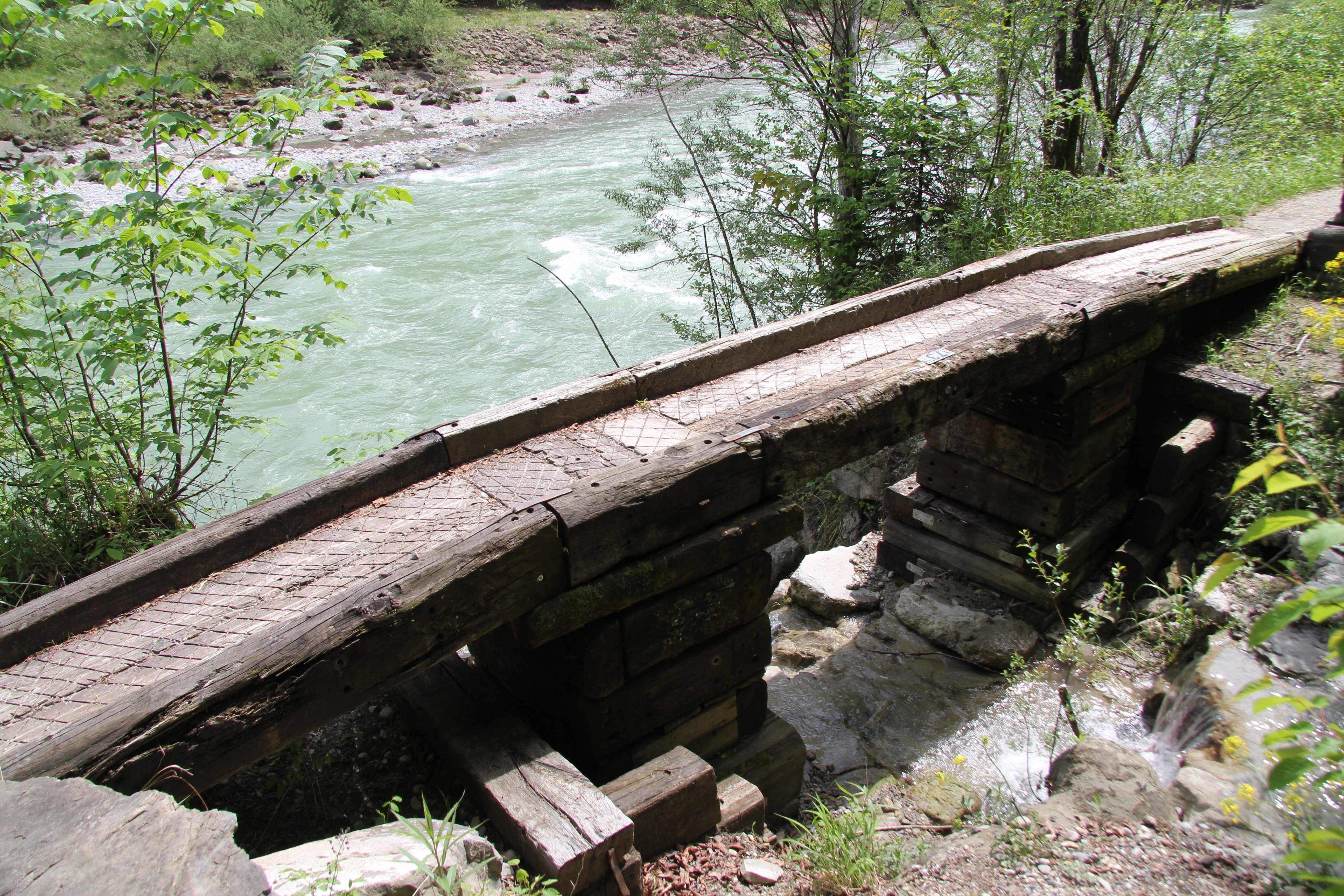 Die illegale Brücke, die nun weichen soll. 