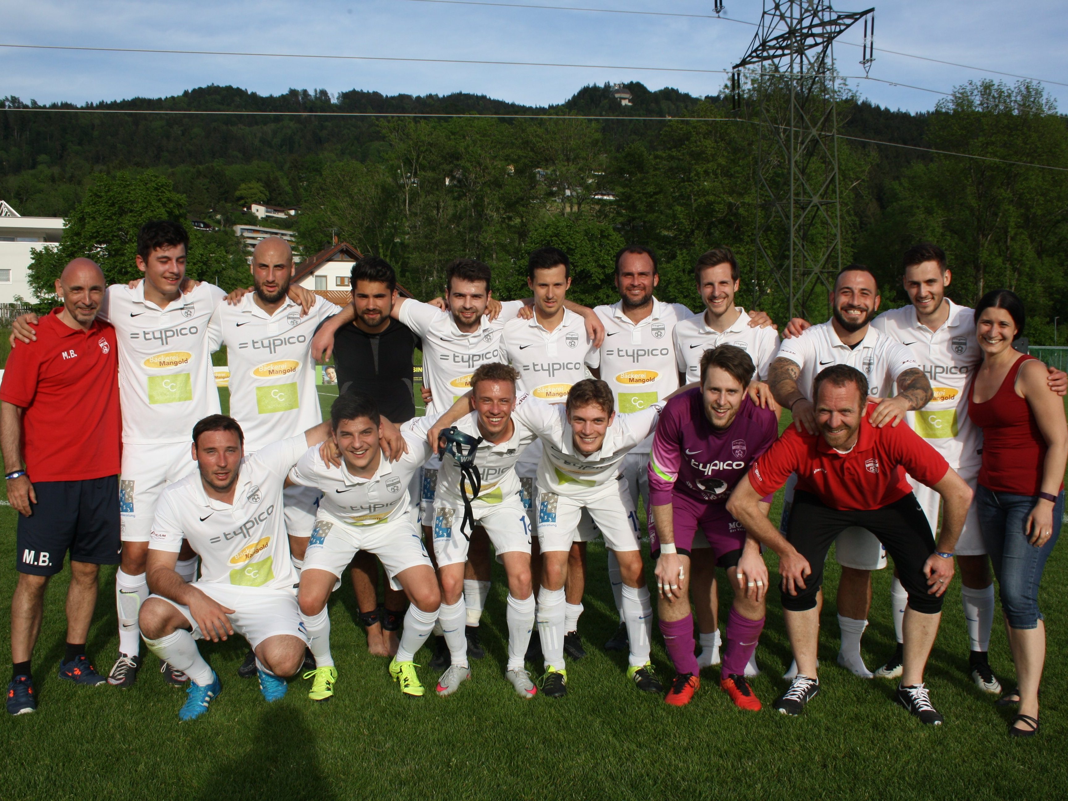 Die Kampfmannschaft des SV Typico Lochau mit Spielertrainer Pablo Antonio Chinchilla Vega feierte einen tollen 3:0-Heimsieg gegen den FC Schlins Die Kampfmannschaft des SV Typico Lochau mit Spielertrainer Pablo Antonio Chinchilla Vega feierte einen tollen 3:0-Heimsieg gegen den FC Schlins