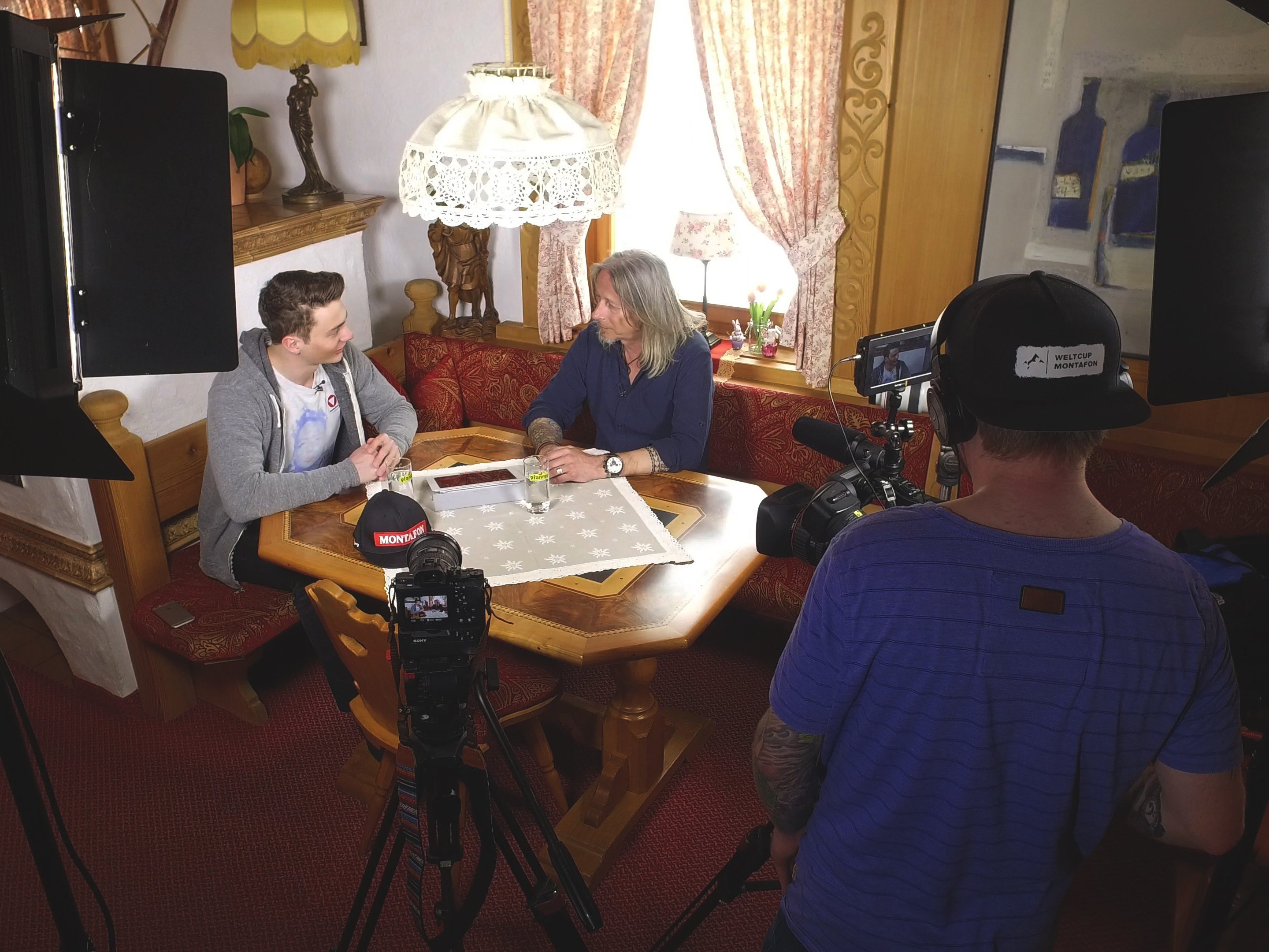 Montafon TV dreht ein Interview mit Snowboard-Ass Alessandro „Izzy“ Hämmerle, der ein wichtiger Markenbotschafter von Montafon Tourismus ist. Montafon TV dreht ein Interview mit Snowboard-Ass Alessandro „Izzy“ Hämmerle, der ein wichtiger Markenbotschafter von Montafon Tourismus ist.