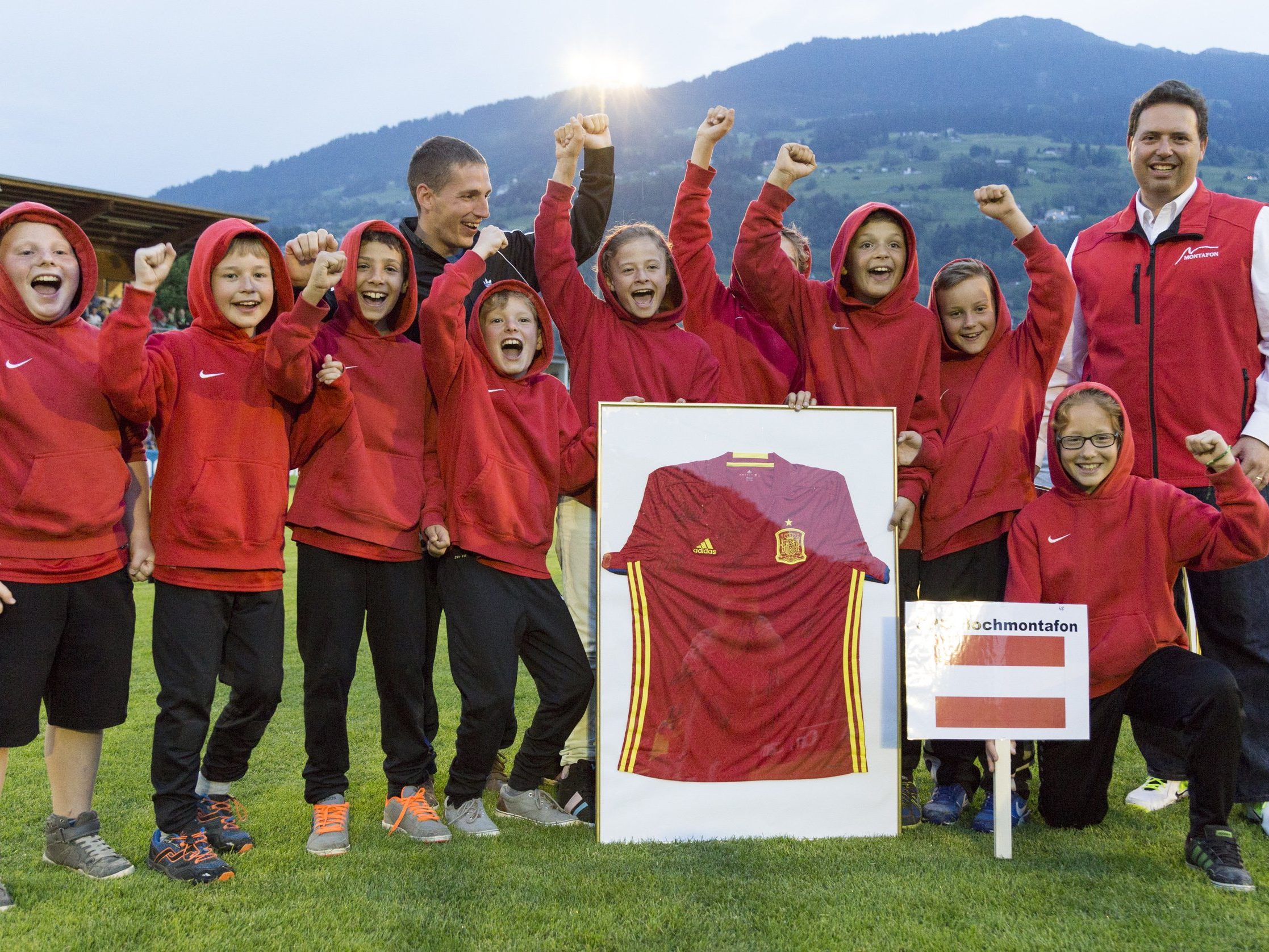 Unter allen Teilnehmern der Montafon Alpine Trophy wurden zwei von der spanischen Nationalmannschaft handsignierte Trikots verlost. Unter allen Teilnehmern der Montafon Alpine Trophy wurden zwei von der spanischen Nationalmannschaft handsignierte Trikots verlost.