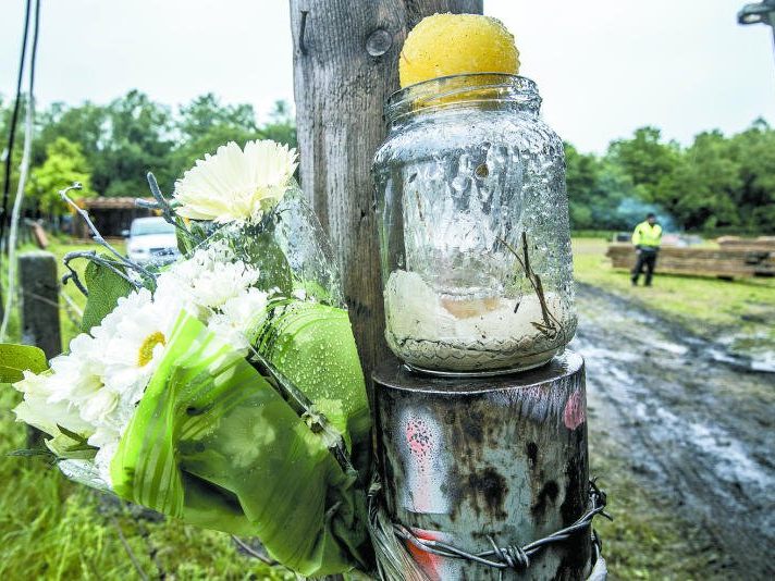 Zwei Menschen mussten nach der feigen Tat des Amokläufers ihr Leben lassen, zwölf weitere wurden zum Teil schwer verletzt. Zwei Menschen mussten nach der feigen Tat des Amokläufers ihr Leben lassen, zwölf weitere wurden zum Teil schwer verletzt.