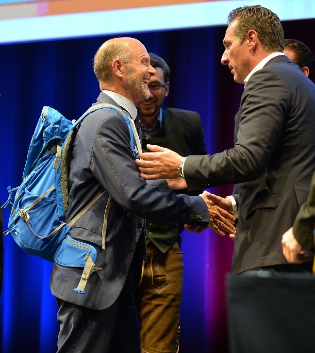 Der scheidende FPÖ-Landesparteiobmann Andrea Schöppl mit seinem Geschenk, einem blauen Rucksack, der Stellvertretende FPÖ-Landesparteiobmann Hermann Stöllner, und FPÖ-Bundesparteiobmann Heinz-Christian Strache beim 30. Ordentlichen Landesparteitag./APA/BARBARA GINDL 