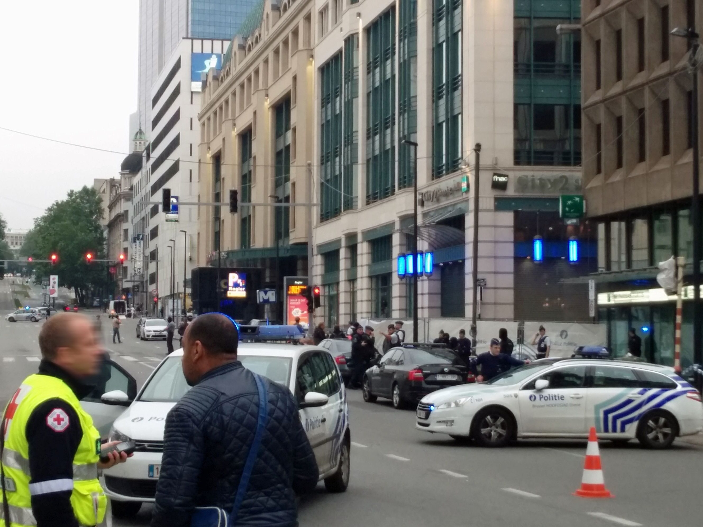 Nach einem Bombenalarm in einem Brüsseler Einkaufszentrum riegeln Polizisten das Gebäude ab.