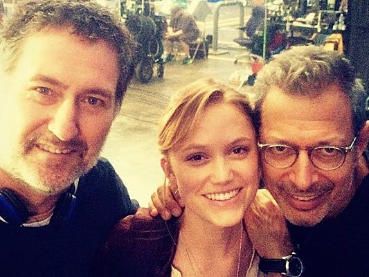 Harald Kloser (l.) mit Maika Munroe (m.) und Jeff Goldblum (r.) am Set von "Independence Day 2". Harald Kloser (l.) mit Maika Munroe (m.) und Jeff Goldblum (r.) am Set von "Independence Day 2".