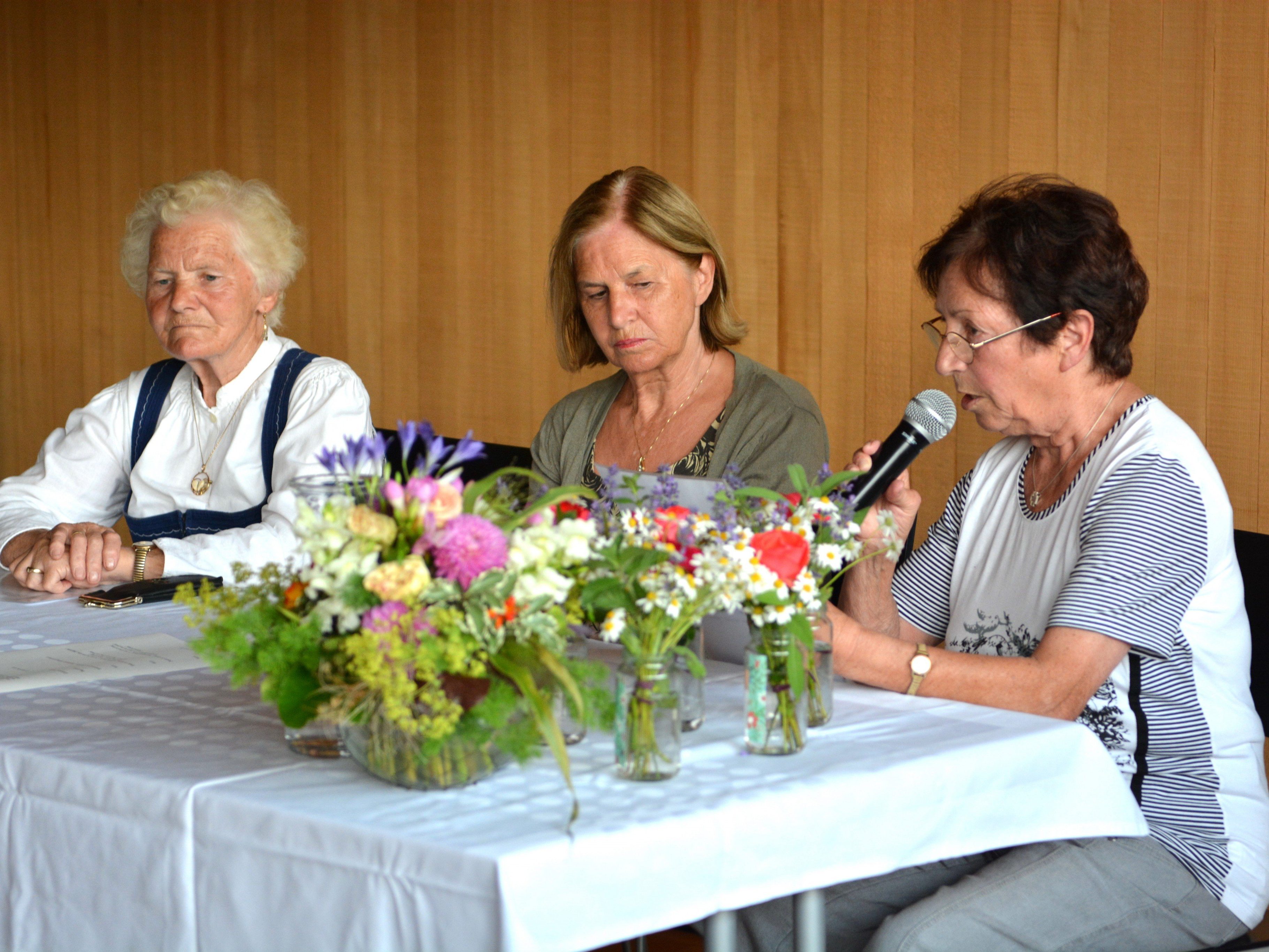 Die Autorinnen v. li Hermine Bischof, Irma Hirschauer und Hannelore Kaufmann bei ihrer ersten Lesung in Ludesch Die Autorinnen v. li Hermine Bischof, Irma Hirschauer und Hannelore Kaufmann bei ihrer ersten Lesung in Ludesch