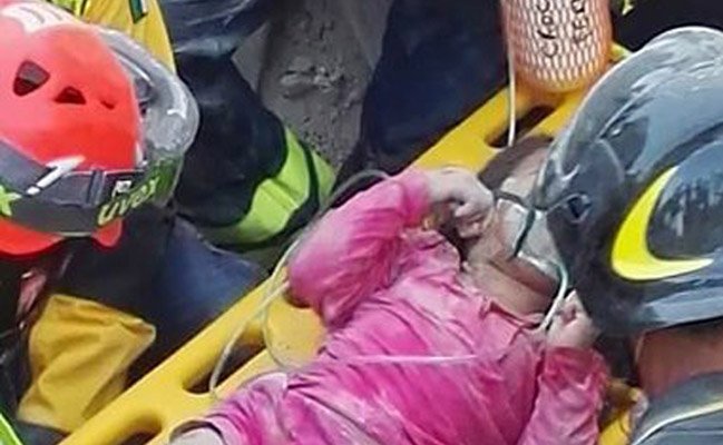 Helfer haben die Vierjährige Giorgia lebend aus den Schuttmassen geborgen. Ihre Schwester Giulia rettete ihr Leben. Helfer haben die Vierjährige Giorgia lebend aus den Schuttmassen geborgen. Ihre Schwester Giulia rettete ihr Leben.
