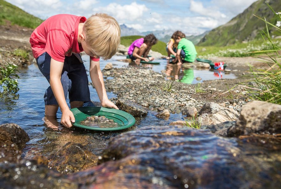Programm-Highlight für Kinder: Goldwaschen und Floßbauen am Ufer der Bergseen