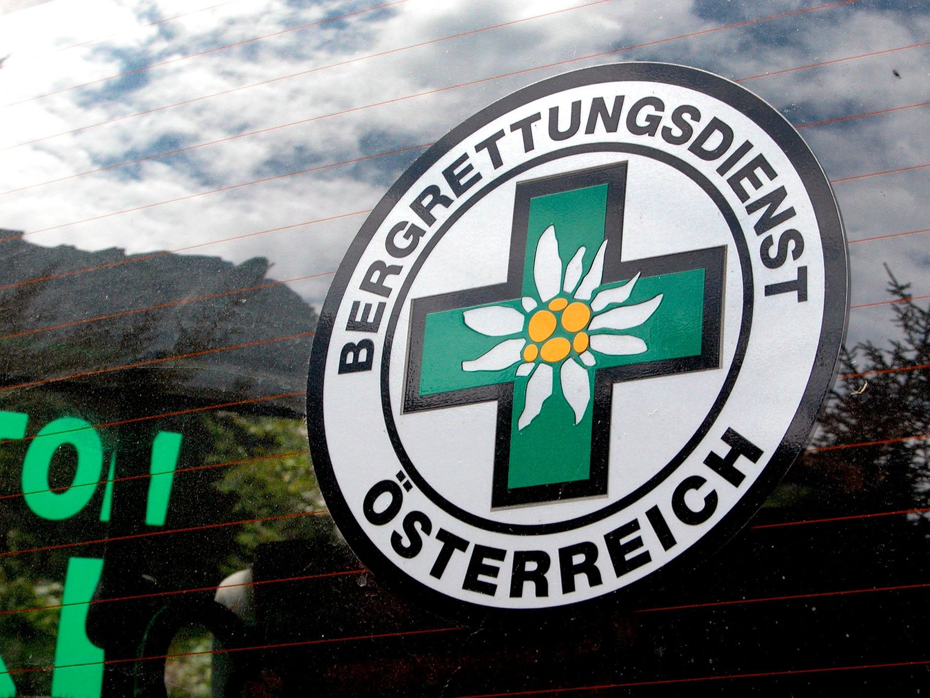 Rettungsmannschaft und der Notarzt konnte nur noch den Tod der Abgestürzten feststellen Rettungsmannschaft und der Notarzt konnte nur noch den Tod der Abgestürzten feststellen