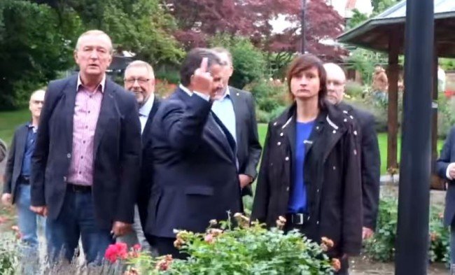 sigmar-gabriel-stinkefinger