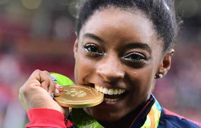 simone-biles-gold-medaille simone-biles-gold-medaille