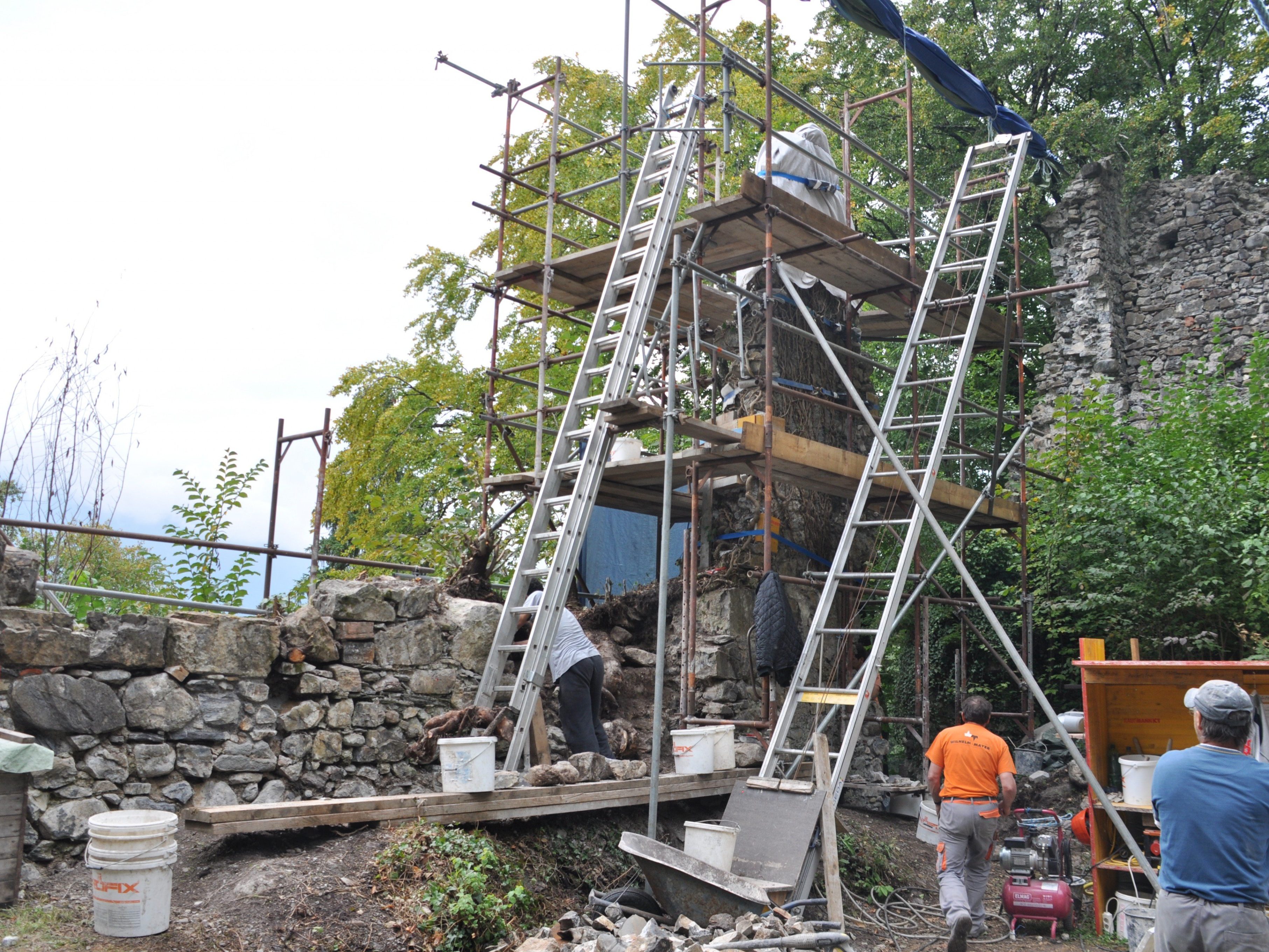 Derzeit wird wieder fleißig an der Sicherung der Ruine Blumenegg gearbeitet