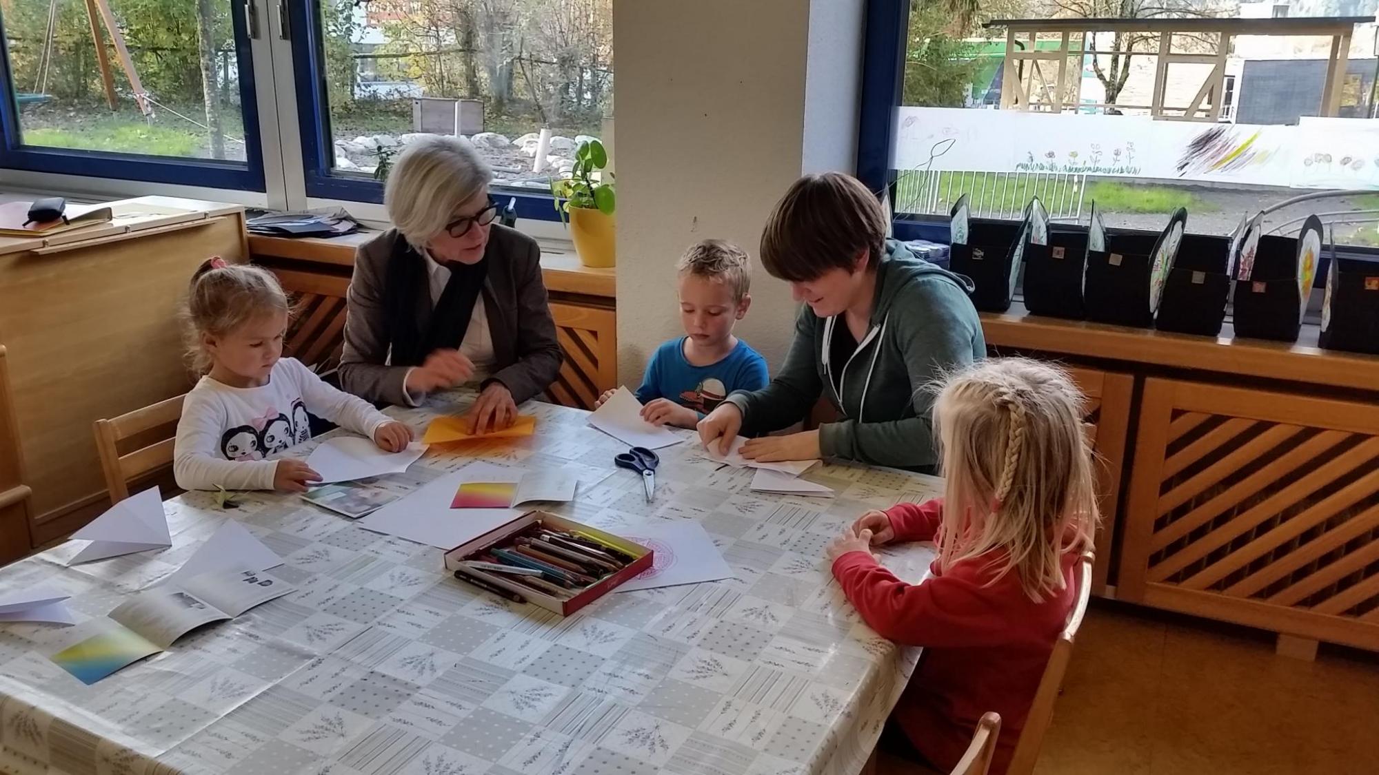 Angelika Schwarzmann faltete mit den Kindergartenkindern. - SOS-Kinderdorf