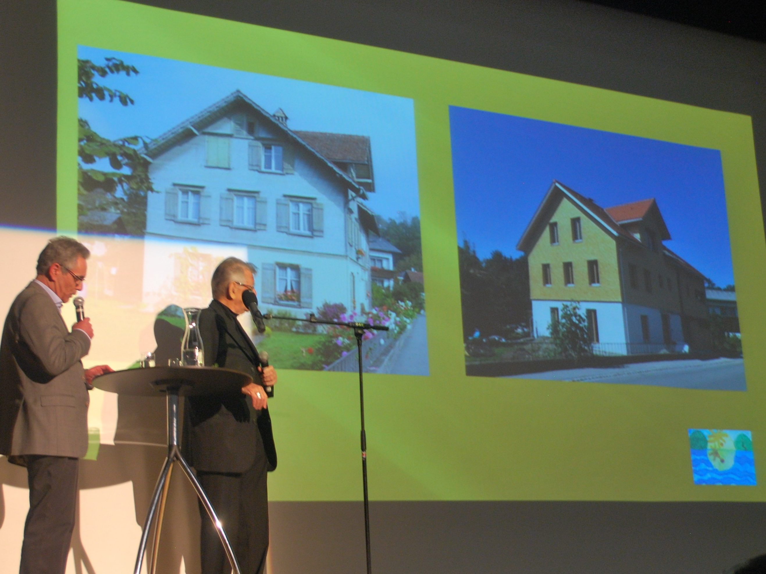 Bischof Erwin Kräutler vor seinem Elternhaus in Koblach Bischof Erwin Kräutler vor seinem Elternhaus in Koblach
