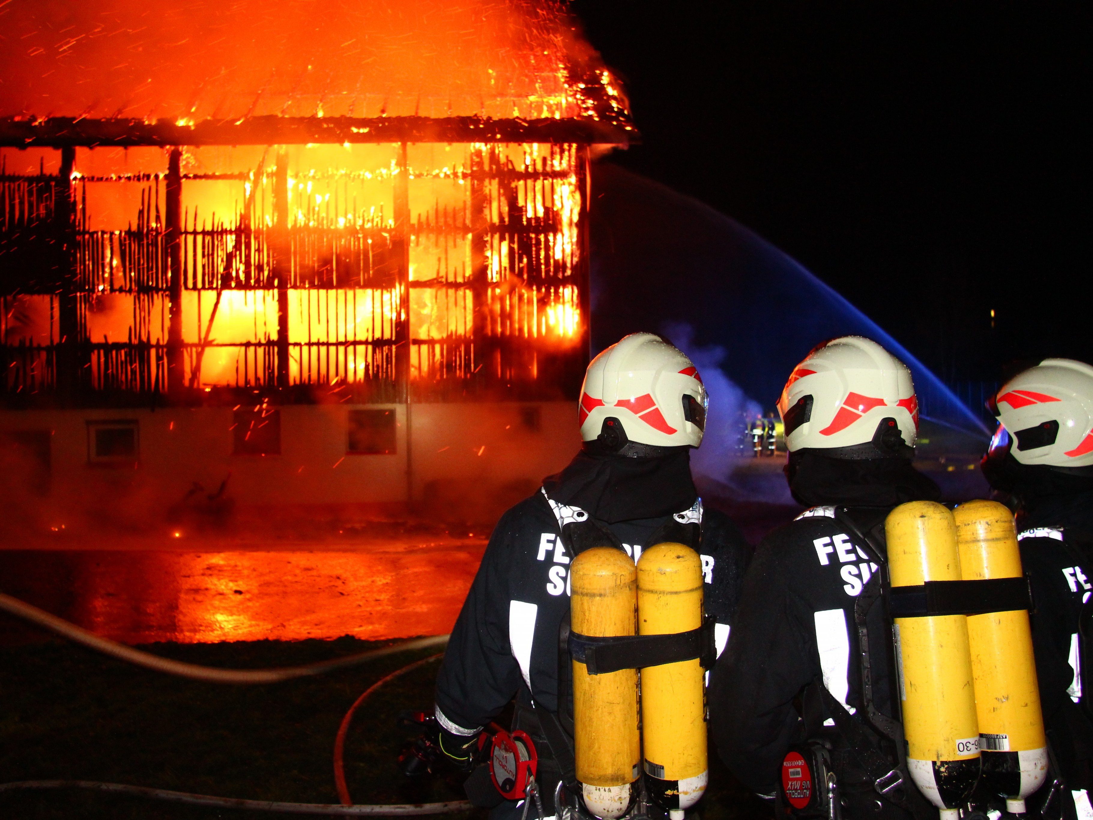 Stallgebäude in Langen in Vollbrand. Stallgebäude in Langen in Vollbrand.