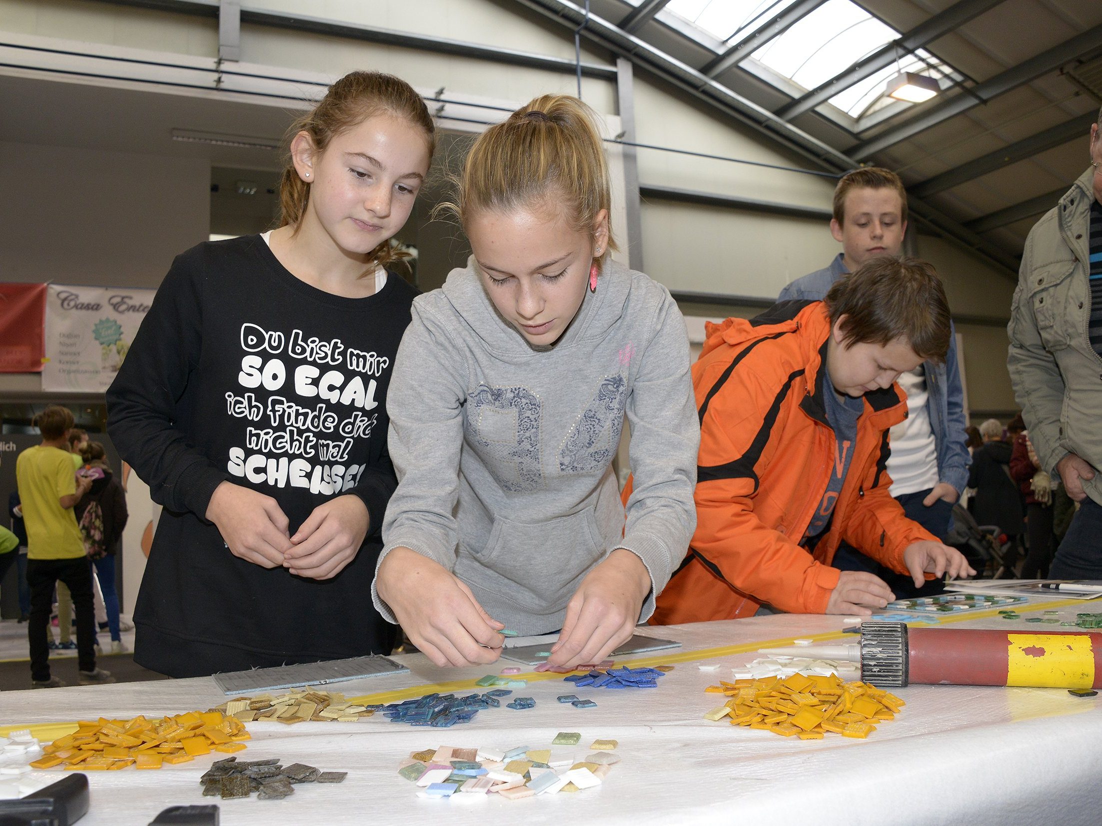Über 2000 Kinder, Jugendliche und Eltern nützten die Möglichkeiten, sich bei der Lehrlingsmesse im Walgau zu informieren und verschiedene Berufe selbst auszuprobieren. Über 2000 Kinder, Jugendliche und Eltern nützten die Möglichkeiten, sich bei der Lehrlingsmesse im Walgau zu informieren und verschiedene Berufe selbst auszuprobieren.