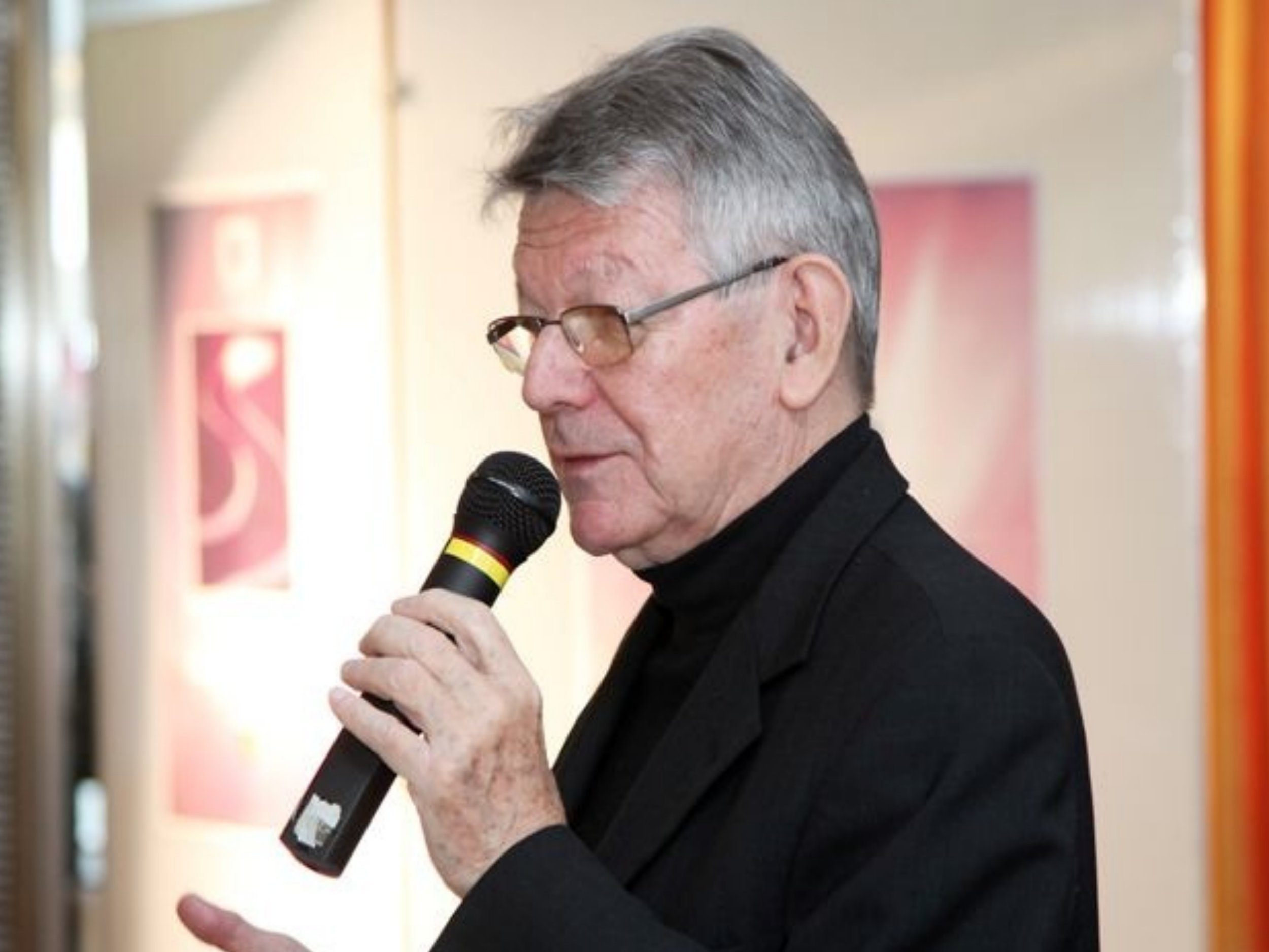 Bischof Erwin Kräutler spricht bei einem Begegnunsabend in der DorfMitte. Bischof Erwin Kräutler spricht bei einem Begegnunsabend in der DorfMitte.