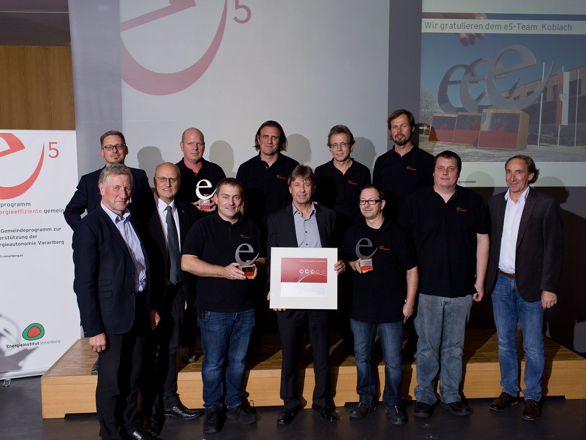 Dem Team aus Koblach um Bürgermeister Fritz Maierhofer wurden von den Landesräten Erich Schwärzler und Johannes Rauch drei „e“ überreicht. Dem Team aus Koblach um Bürgermeister Fritz Maierhofer wurden von den Landesräten Erich Schwärzler und Johannes Rauch drei „e“ überreicht.