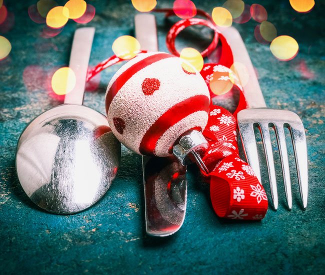 Auch das Auge isst mit! Ein weihnachtlich gedeckter Tisch gehört einfach dazu. Auch das Auge isst mit! Ein weihnachtlich gedeckter Tisch gehört einfach dazu.